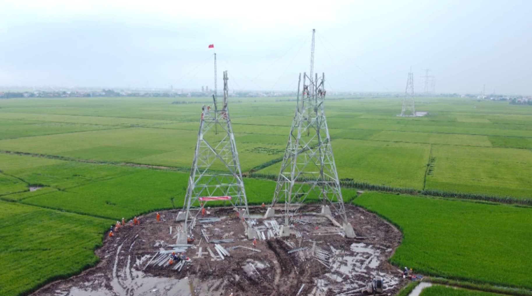 Huy động tổng lực, gấp rút dựng cột, kéo dây dự án đường dây 500kV mạch 3