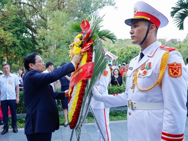 Thủ tướng Phạm Minh Chính dự lễ viếng, dâng hương, dâng hoa tưởng niệm các Anh hùng, liệt sĩ tại Điện Biên