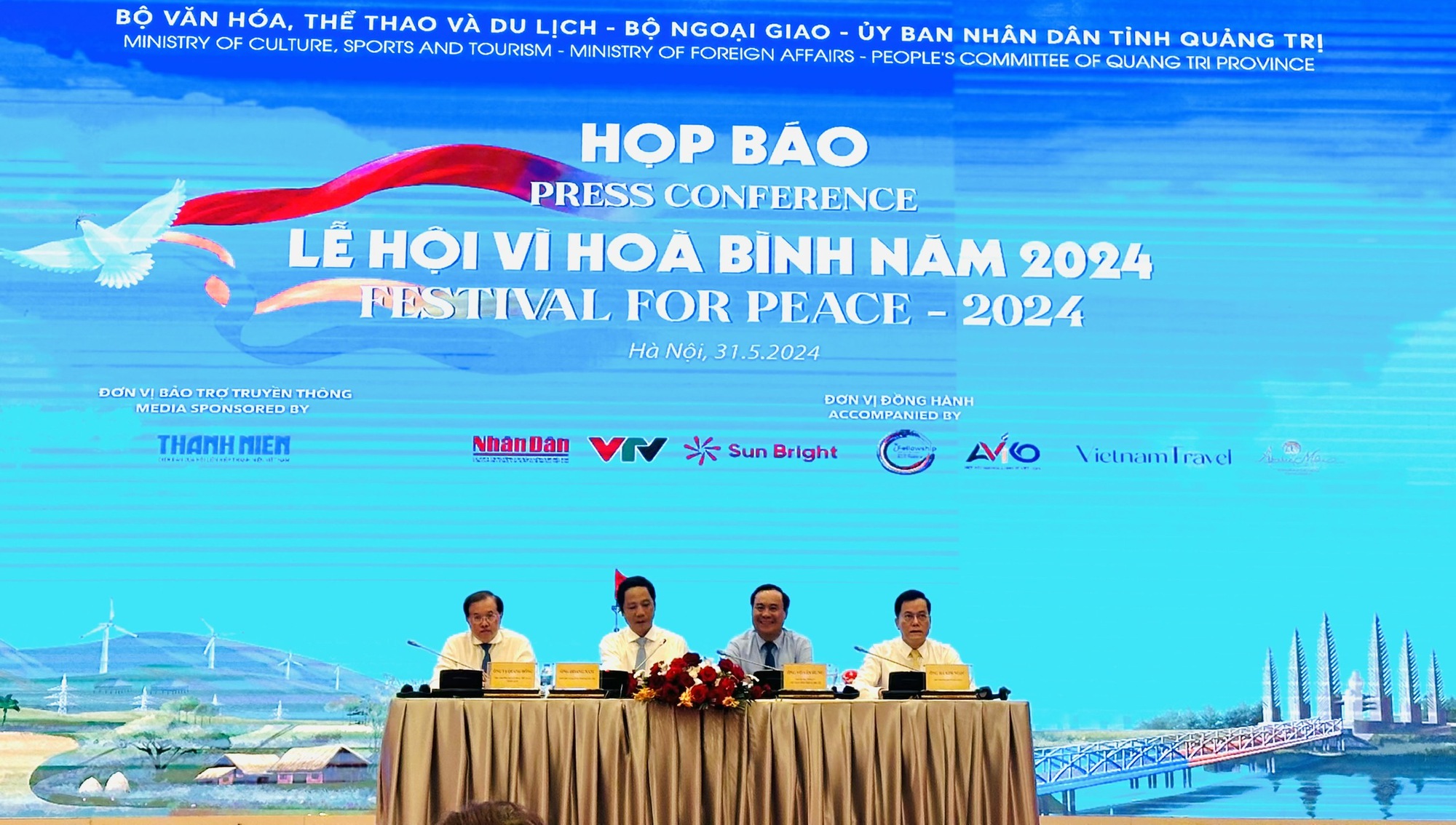 Lần đầu tiên tổ chức Lễ hội Vì hoà bình
