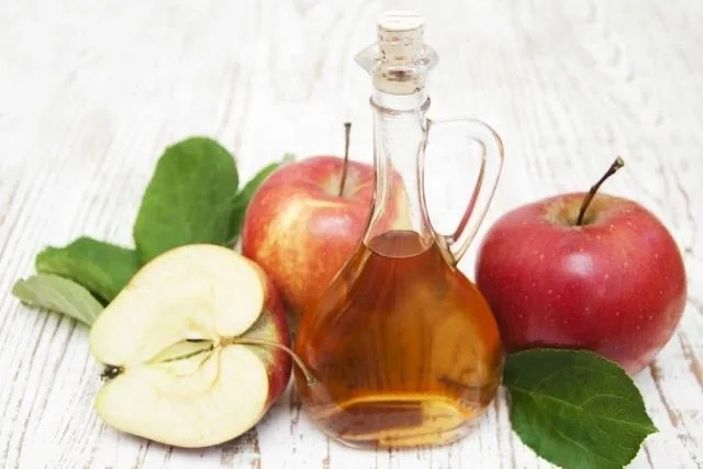Cách sử dụng giấm táo để kiểm soát gàu