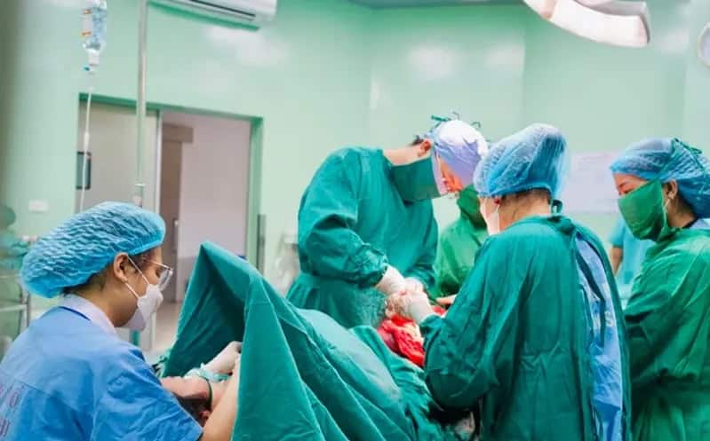 Nghệ An: Phẫu thuật lấy thai và loại bỏ thành công u xơ tử cung cho sản phụ 50 tuổi