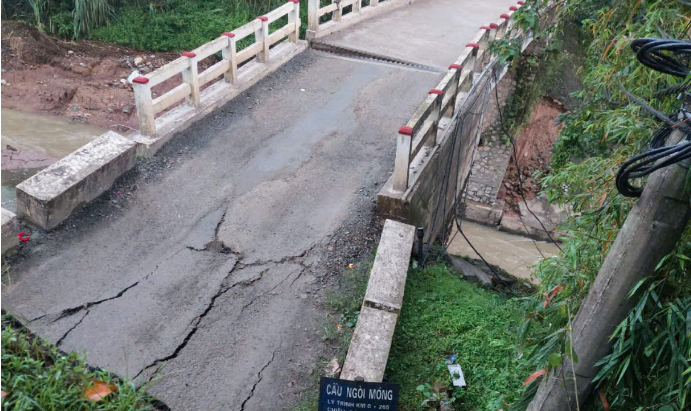Hòa Bình: Sập đầu cầu Ngòi Móng, đường tỉnh 445, không có thiệt hại về người