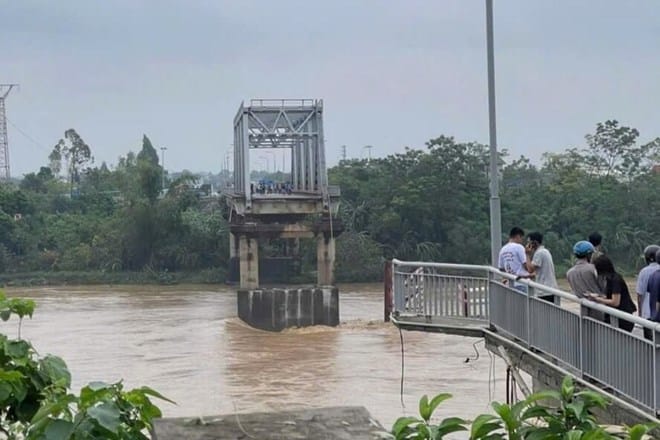 Phú Thọ: Xảy ra sự cố sập 2 mố cầu Phong Châu, chưa thống kê được thiệt hại
