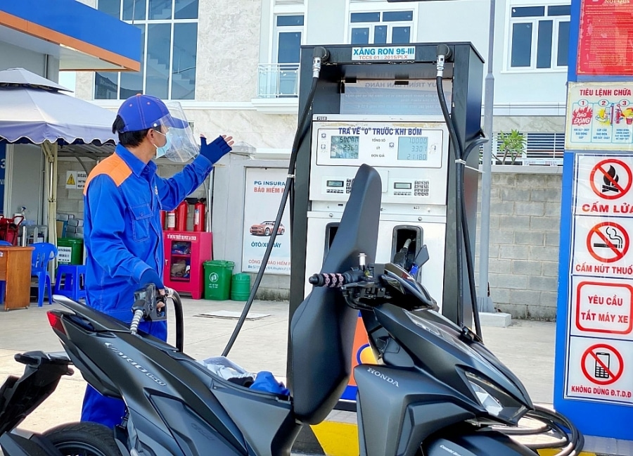 Giá xăng RON 95 tăng hơn 21.000 đồng/lít từ 15h ngày 10/10