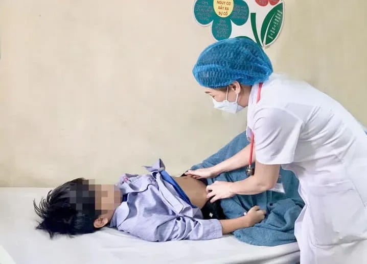 Quảng Ninh: Cấp cứu bé trai 12 tuổi nôn ra máu tươi lẫn cục do viêm loét dạ dày, tá tràng