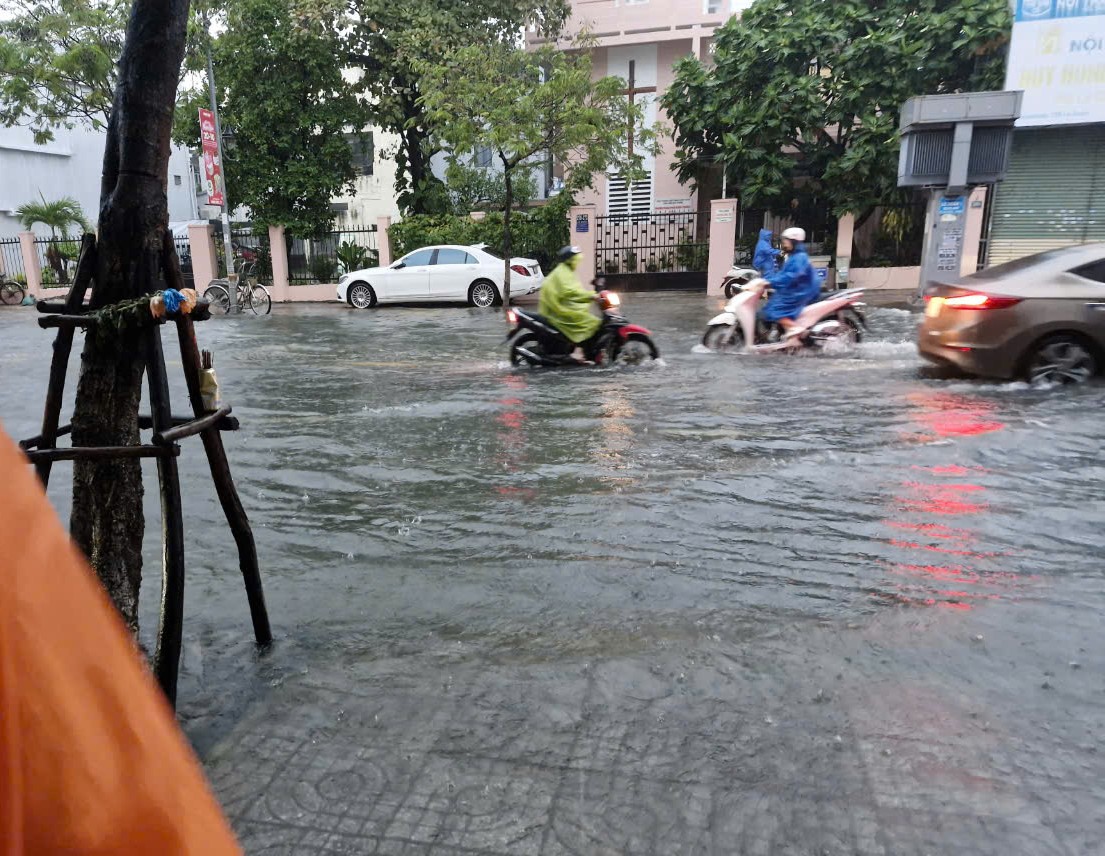 Đà Nẵng mưa lớn gây ngập, học sinh nghỉ học để bảo đảm an toàn