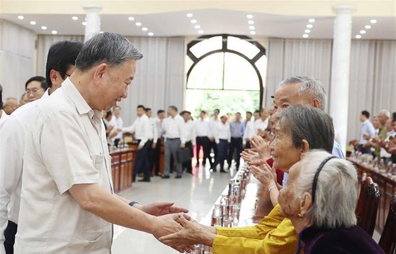 Tổng Bí thư Tô Lâm gặp mặt, tặng quà Mẹ Việt Nam anh hùng, gia đình chính sách và cựu chiến binh lão thành tỉnh Đồng Tháp