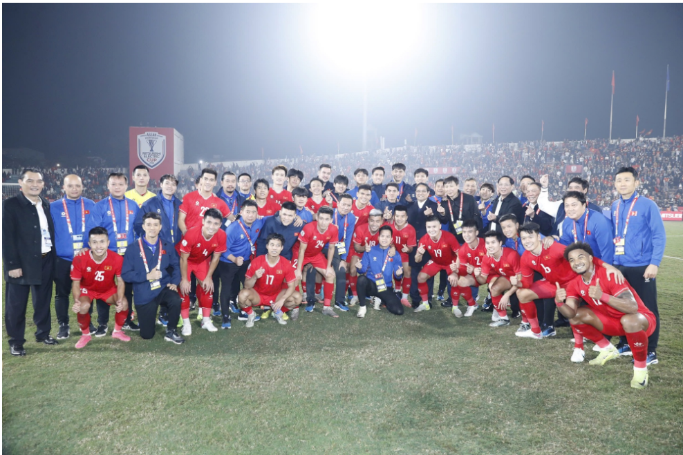 Thủ tướng Phạm Minh Chính, Phó Thủ tướng Thường trực Nguyễn Hoà Bình chúc mừng đội tuyển Việt Nam