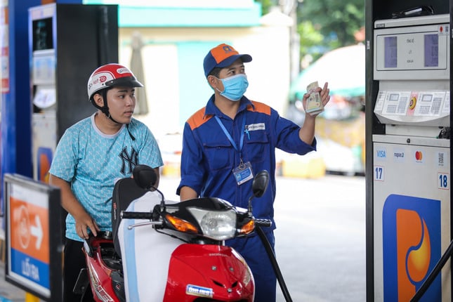 Giá xăng RON 95 tăng lên 21.220 đồng/lít từ 15h ngày 16/1