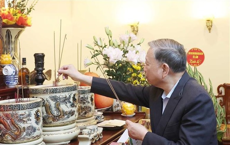 Tổng Bí thư Tô Lâm thắp hương tưởng niệm các đồng chí nguyên lãnh đạo Đảng, Nhà nước