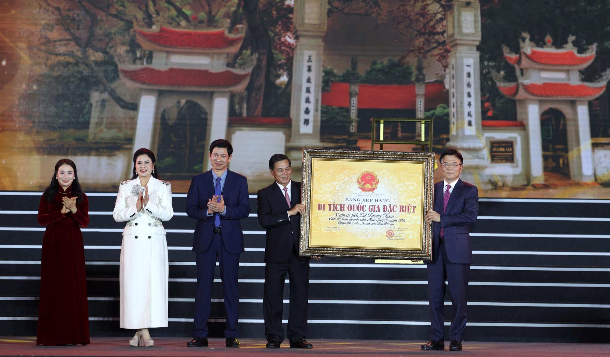 Phó Thủ tướng Lê Thành Long trao Bằng xếp hạng Di tích quốc gia đặc biệt cụm di tích Từ Lương Xâm