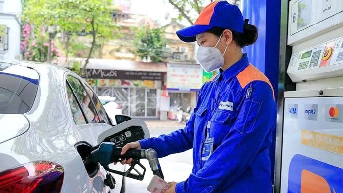 Giá xăng RON 95 giảm xuống còn 20.400 đồng/lít từ 15h ngày 6/3