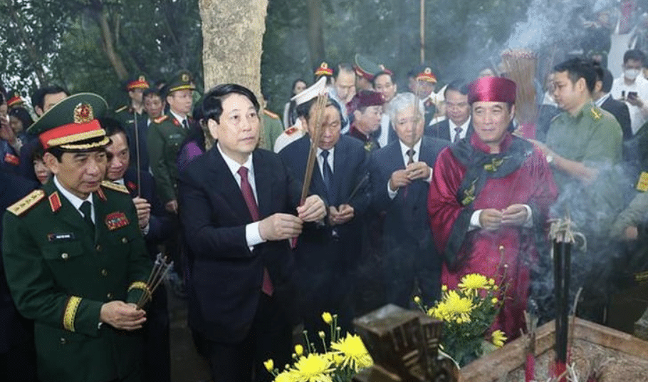 Chủ tịch nước Lương Cường dâng hương tưởng niệm các Vua Hùng