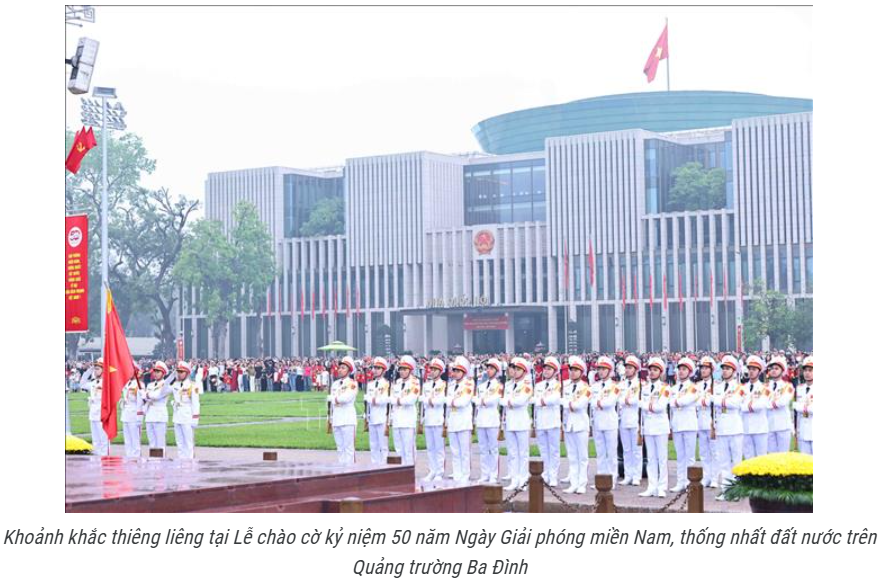 Lễ chào cờ đặc biệt chào mừng 50 năm thống nhất đất nước tại Quảng trường Ba Đình