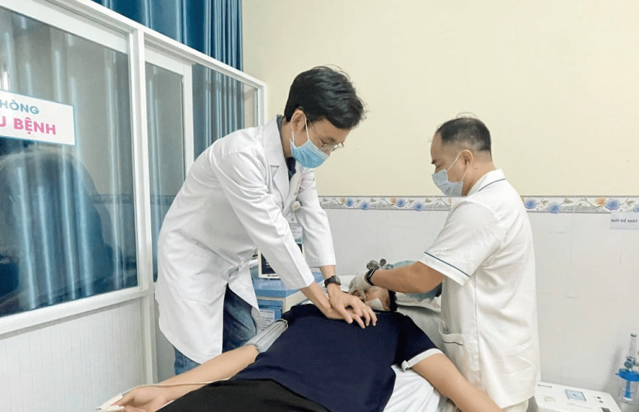 Cứu sống người đàn ông bị ngưng tim do điện giật