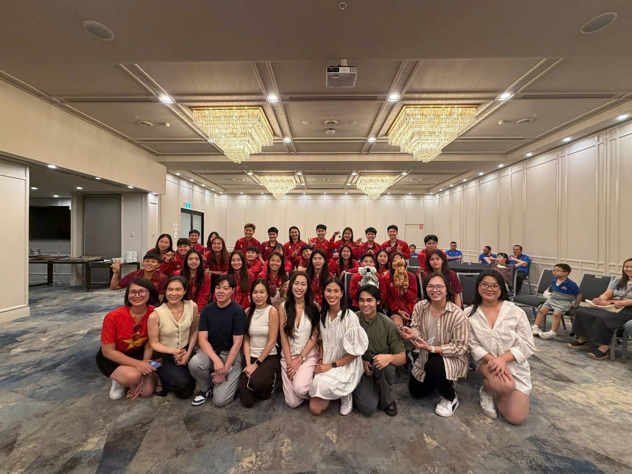 Cộng đồng người Việt tại Tây Australia gặp gỡ và động viên đội tuyển bóng đá nữ Việt Nam nhân dịp ngày Quốc tế Phụ nữ.