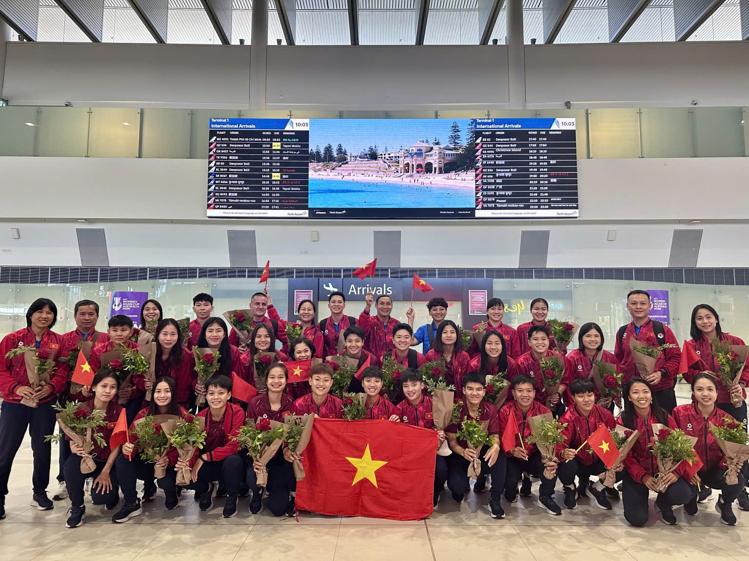 Đội tuyển bóng đá nữ Việt Nam đến Perth với sự chào đón nồng nhiệt của kiều bào