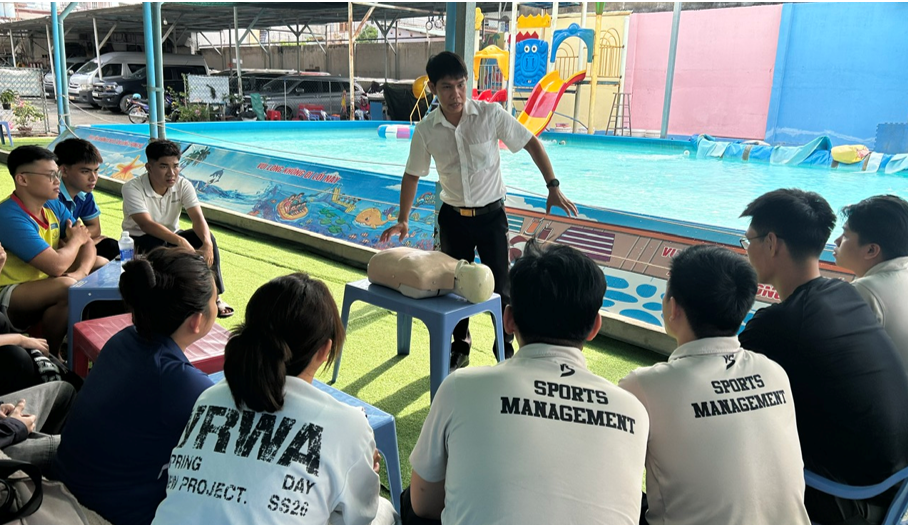 Sinh viên HUTECH học từ thực tiễn quản lý cơ sở giải trí nước